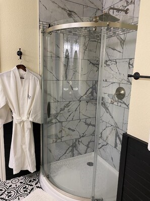 Magnolia Room, Queen Bed, Non-Smoking | Baño | Tina de hidromasaje, regadera tipo lluvia, amenidades de baño gratuitas