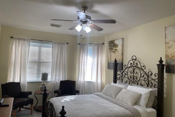 Ashley Street Room, King Bed, Non-Smoking | Blackout drapes, soundproofing, iron/ironing board, free WiFi
