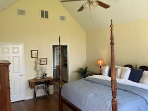 Stitches Suite, King Bed, Non-Smoking | Cortinas blackout, insonorización y tabla de planchar con plancha