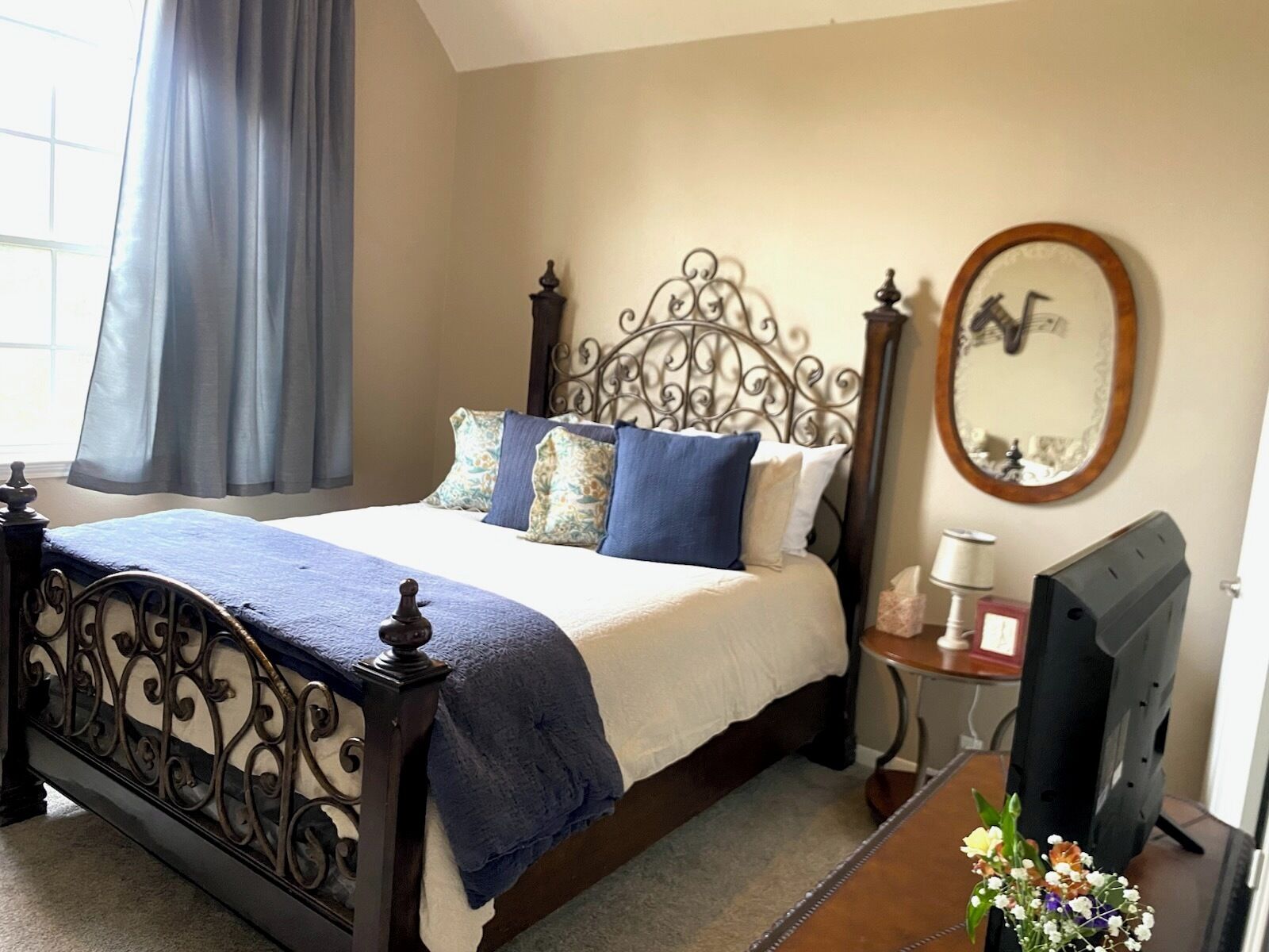 Melody Room, Queen Bed, Non-Smoking | 遮光布/窗簾、隔音、熨斗/熨衣板、免費無線上網