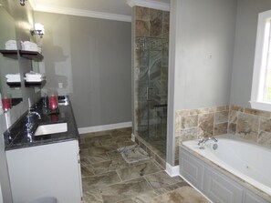 Douche, baignoire à jets, sèche-cheveux, serviettes fournies