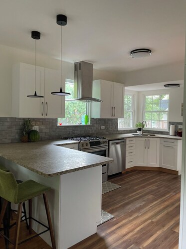 Hidden Gem Cottage alongside Park, by Beach, Train, Ravinia, Botanic Garden