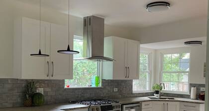 Hidden Gem Cottage alongside Park, by Beach, Train, Ravinia, Botanic Garden