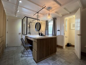 Een douche, een haardroger, handdoeken