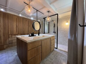 Douche, sèche-cheveux, serviettes fournies