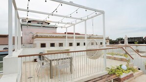 A rooftop terrace with a pool, outdoor seating, and string lights. - Rooftop Private Terrace + Spacious 1BR @CascoViejo (Ciudad de Panamá)