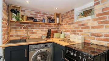 Cottage | Private kitchen | Fridge, electric kettle, toaster, cookware/dishes/utensils