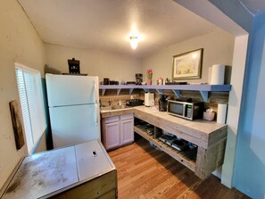 Private kitchen - Cute Cozy Private Tiny Home 2 miles to downtown (San Antonio)