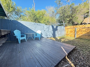 Outdoor dining - Cute Cozy Private Tiny Home 2 miles to downtown (San Antonio)