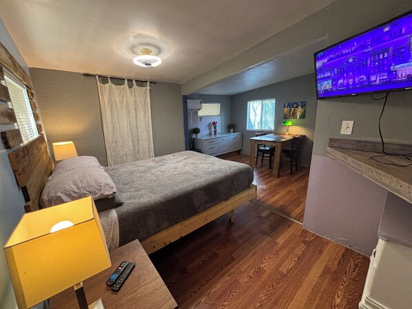 1 bedroom, iron/ironing board, WiFi, bed sheets - Cute Cozy Private Tiny Home 2 miles to downtown (San Antonio)