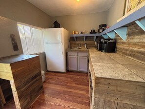 Private kitchen - Cute Cozy Private Tiny Home 2 miles to downtown (San Antonio)