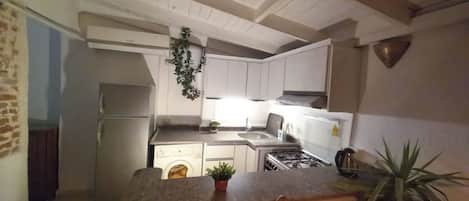 Microwave, oven, coffee/tea maker, electric kettle