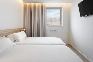 Standard Twin Room | Minibar, in-room safe, desk, free WiFi