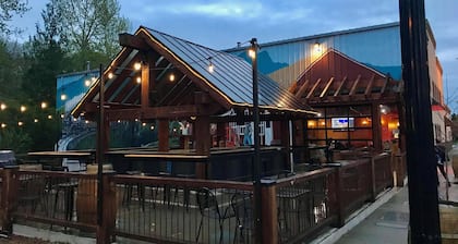 Downtown Snoqualmie Home - Hot Tub, Fully Fenced Yard - Pet Friendly!