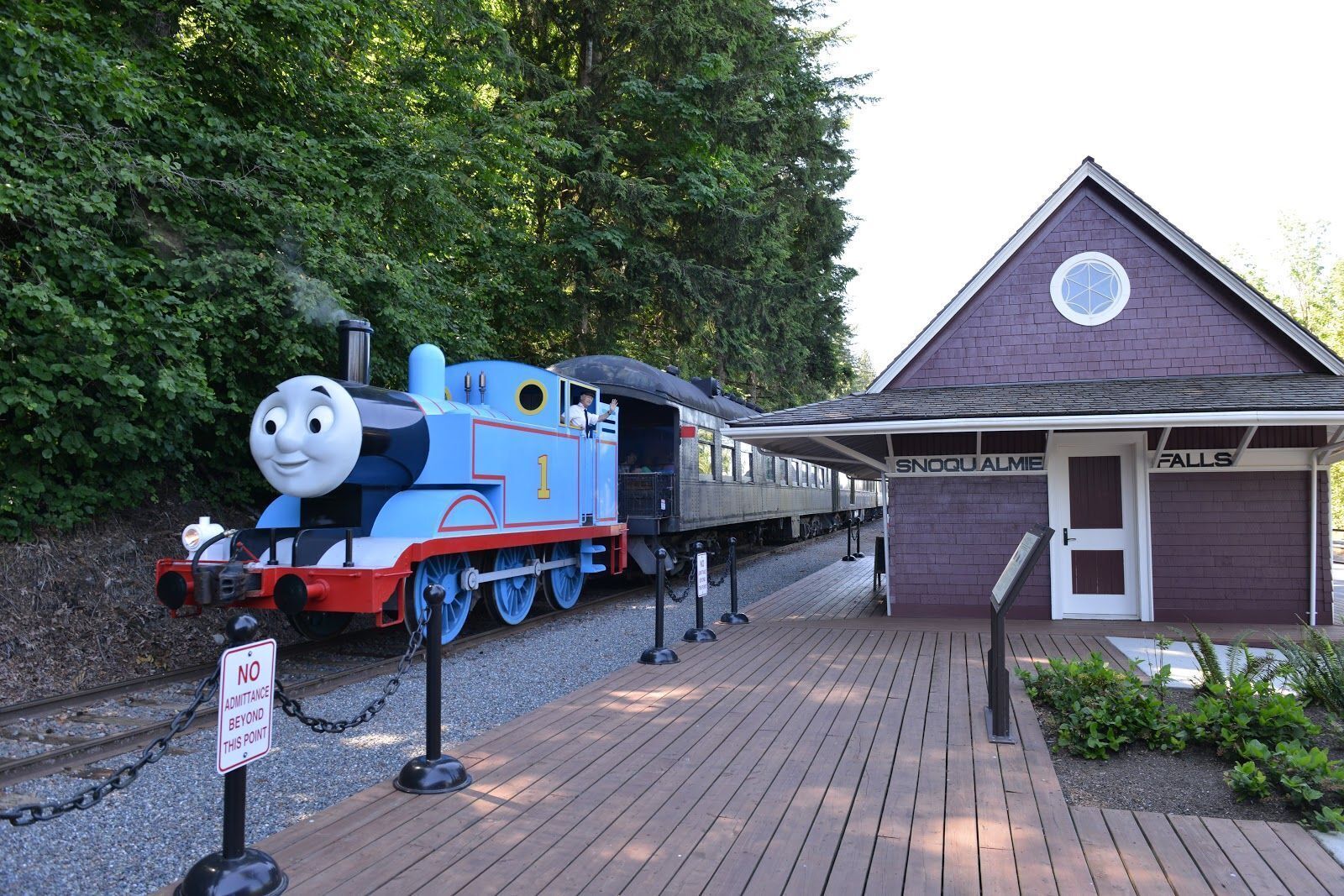 En utställning med Thomas Tåget på en järnvägsstation, med en liten byggnad som har skylten ”Snoqualmie Falls”.