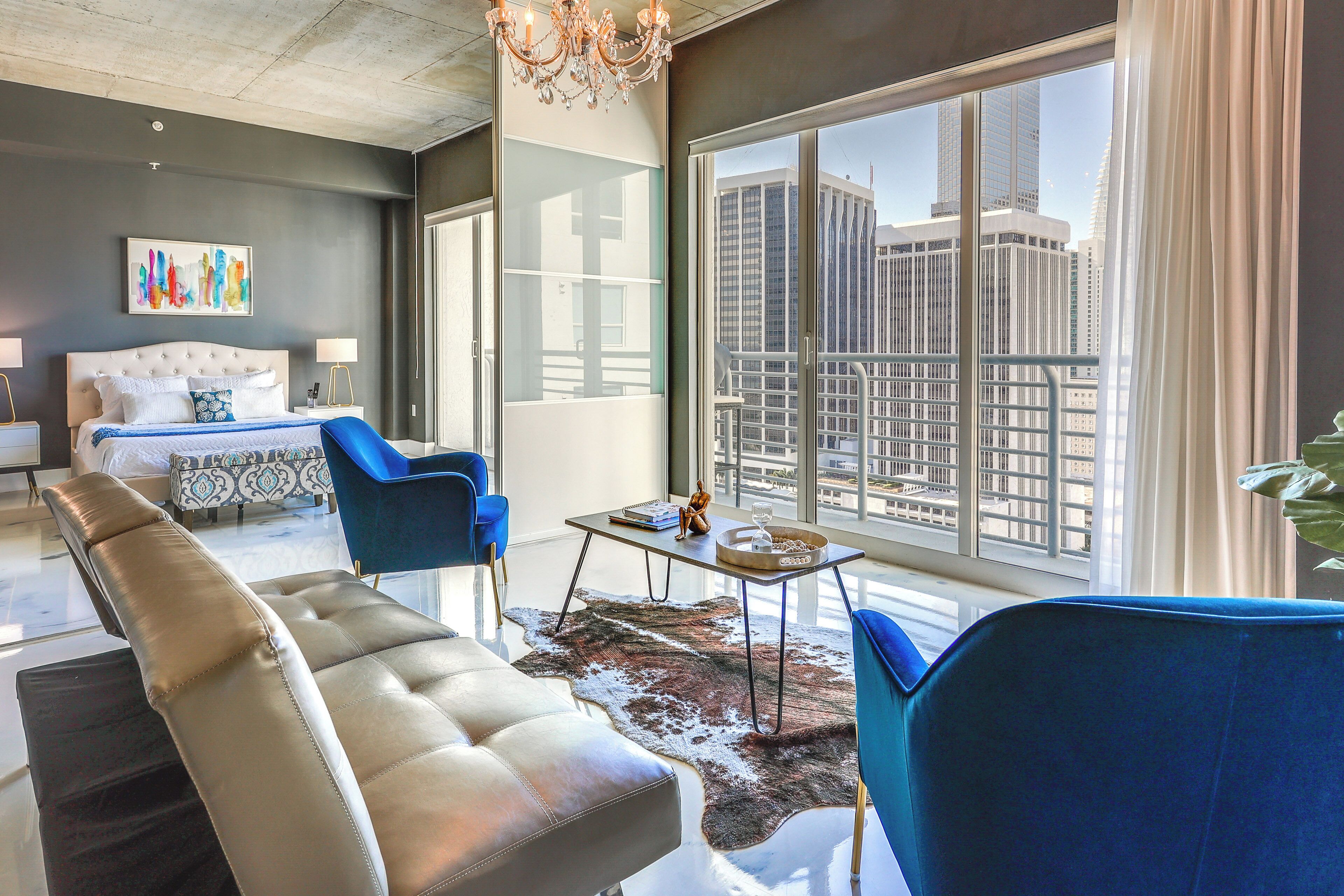 Luxe Downtown Miami Apt: Balcony, Pools, City View