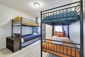 4 chambres, bureau, fer et planche à repasser, lit de bébé portatif