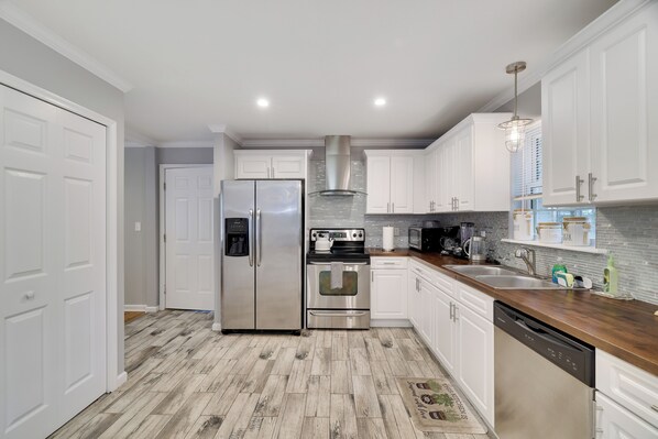 Kühlschrank, Mikrowelle, Ofen, Herdplatte