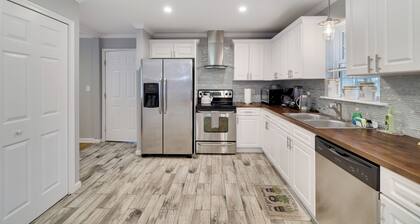 HOT TUB, AC, Game Room, Fire Pit, MODERN & More!