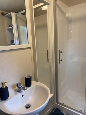 Dusche, Haartrockner, Handtücher, Seife