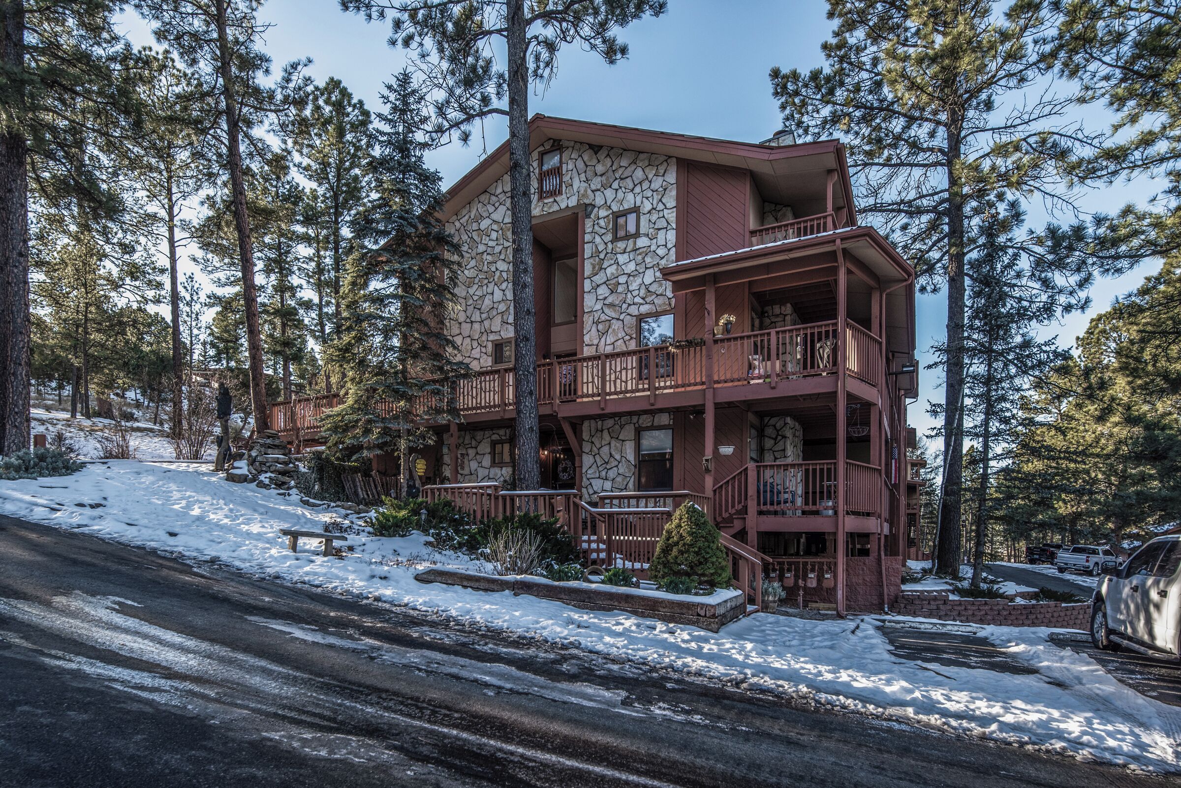 NEW Cabin/Condo w THEATER ROOM close to downtown Ruidoso!