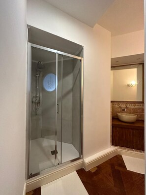 Dusche, Haartrockner, Bidet, Handtücher