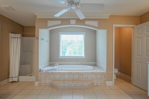 Dusche, Whirlpool, Handtücher, Toilettenpapier