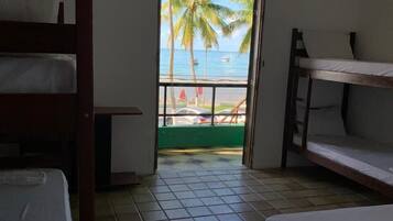 Quarto premier, várias camas | Vista do quarto