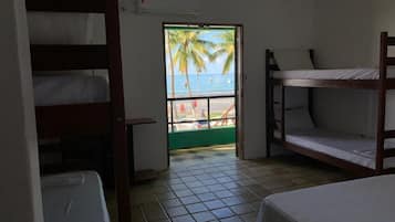 Chambre « Premier », plusieurs lits | 1 chambre, Wi-Fi gratuit, draps fournis