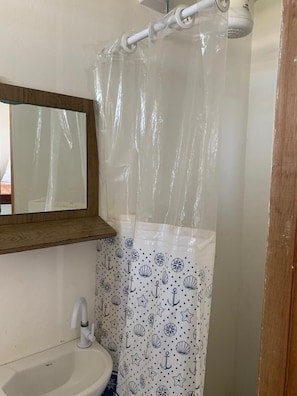 Regadera, regadera tipo lluvia, toallas, papel de baño 