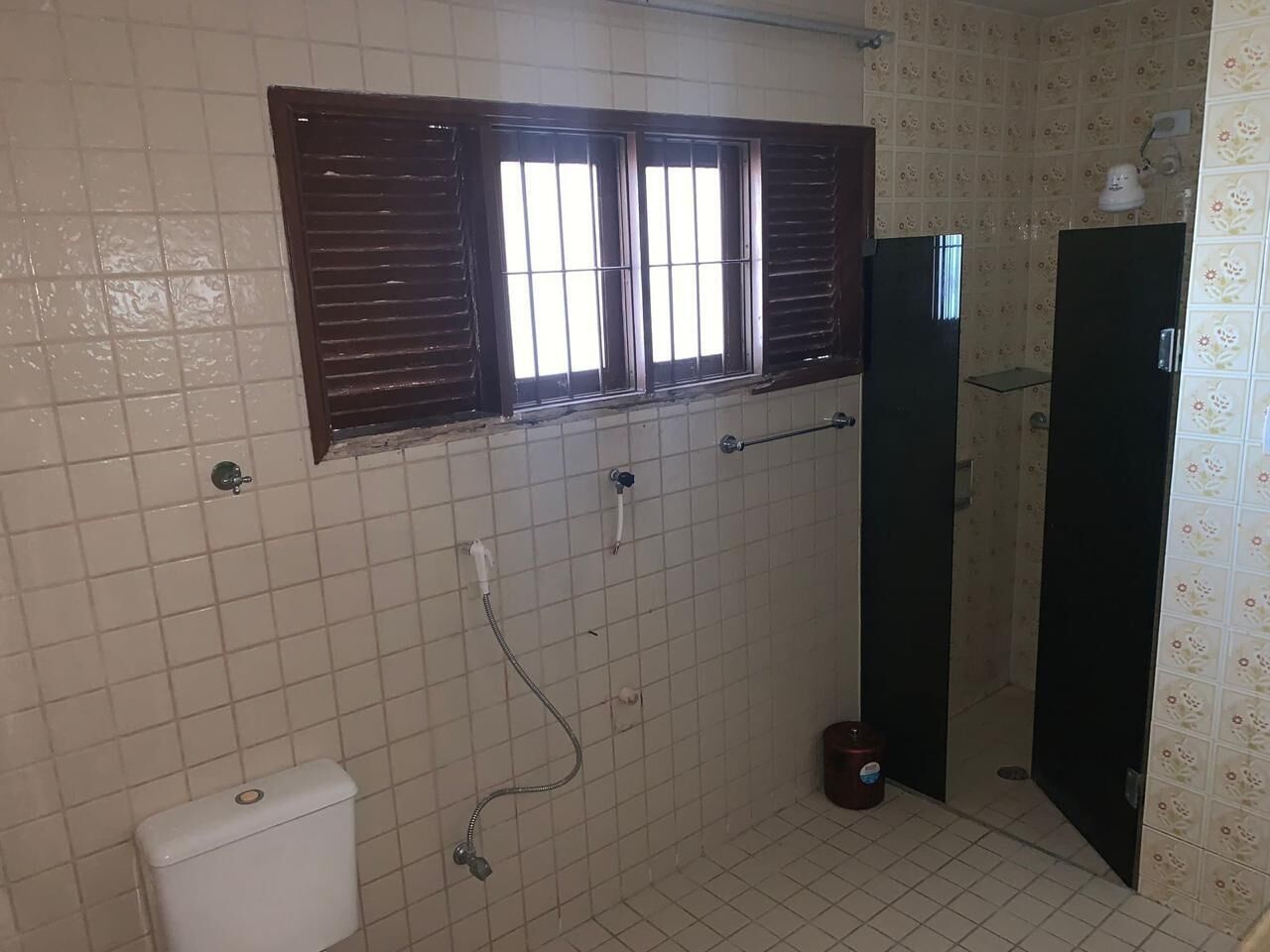 Quarto premier, várias camas | Banheiro | Chuveiro, chuveiro com efeito de chuva, toalhas de banho 