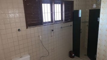 Quarto premier, várias camas | Banheiro | Chuveiro, chuveiro com efeito de chuva, toalhas de banho