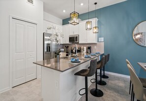 Kühlschrank, Mikrowelle, Ofen, Geschirrspüler