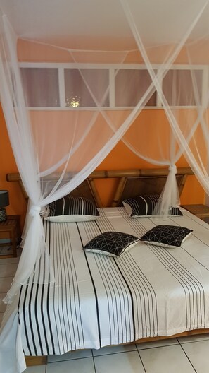 2 soverom, safe på rommet, strykejern/-brett og reiseseng for barn