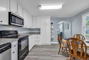 Fridge, microwave, oven, stovetop - Cozy Coastal Cottage (Murrells Inlet)