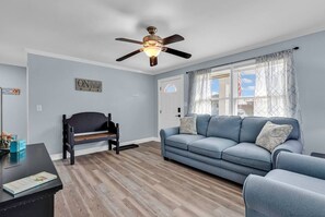 TV - Cozy Coastal Cottage (Murrells Inlet)