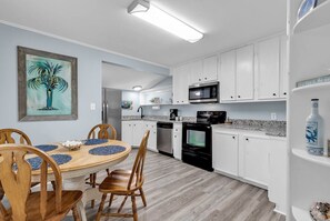 Fridge, microwave, oven, stovetop - Cozy Coastal Cottage (Murrells Inlet)