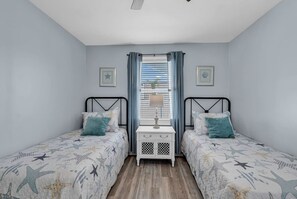 2 bedrooms, desk, iron/ironing board, WiFi - Cozy Coastal Cottage (Murrells Inlet)