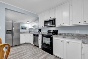 Fridge, microwave, oven, stovetop - Cozy Coastal Cottage (Murrells Inlet)