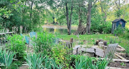 20 minutes from Prince Edward County, fully renovated farmhouse on a river