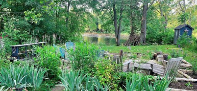 20 minutes from Prince Edward County, fully renovated farmhouse on a river