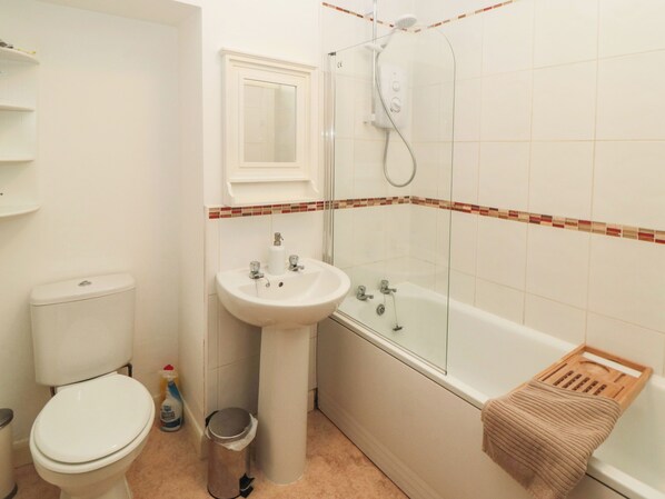 A bathroom with a toilet, sink, and bathtub.