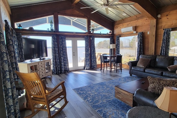 Smart TV, reproductor de DVD, libros, videoteca