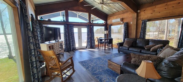 Smart-tv, een dvd-speler, boeken en een filmbibliotheek