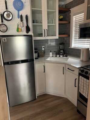 Kjøleskap, mikrobølgeovn, ovn og kokeplater