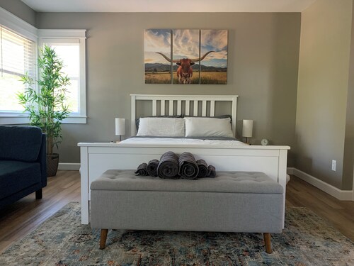 The Hyde Park Hideaway -- Centrally-Located, Cozy Guesthouse -- Explore ATX!