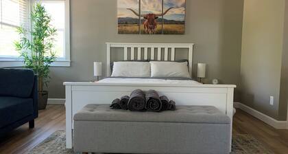 The Hyde Park Hideaway -- Centrally-Located, Cozy Guesthouse -- Explore ATX!