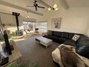 Smart TV, fireplace