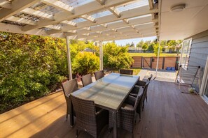 Outdoor dining - Starry Skies Cottage, Twizel (Twizel)