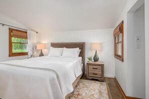 1 bedroom, iron/ironing board, WiFi, bed sheets - 2min walk Downtown | Outdoor Patio | Pet Friendly (Saugatuck)